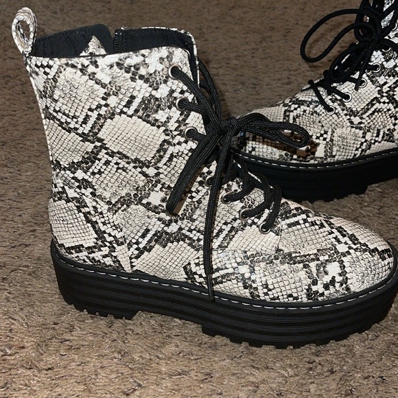 Size 8 / H&M snakeskin platform boots / Never worn - Picture 2 of 4